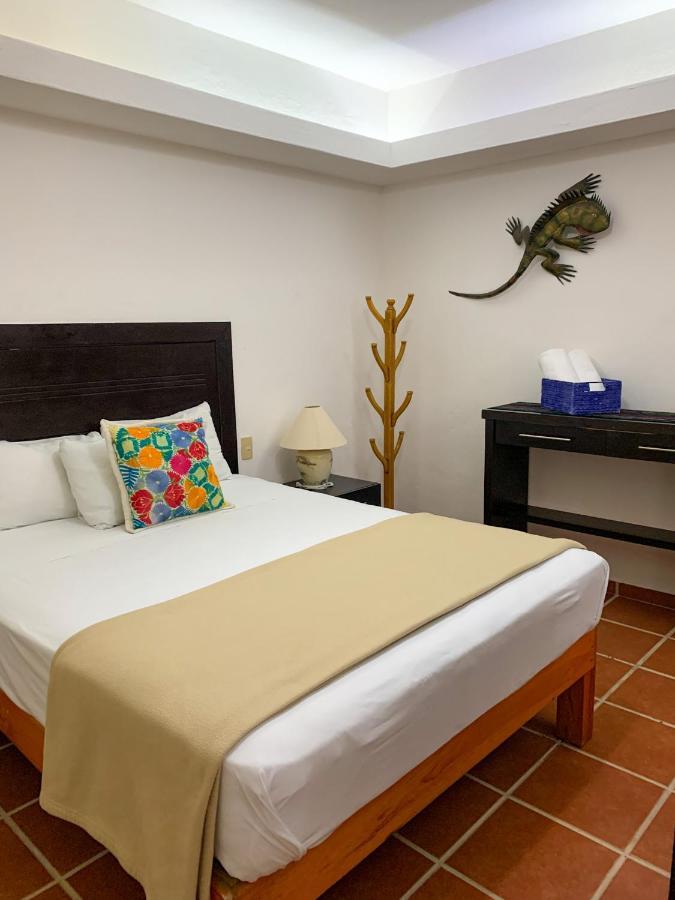 La Iguana Vallarta Lgbt Adults Only - Romantic Zone - Party Clubbing Street بويرتو فالارتا المظهر الخارجي الصورة